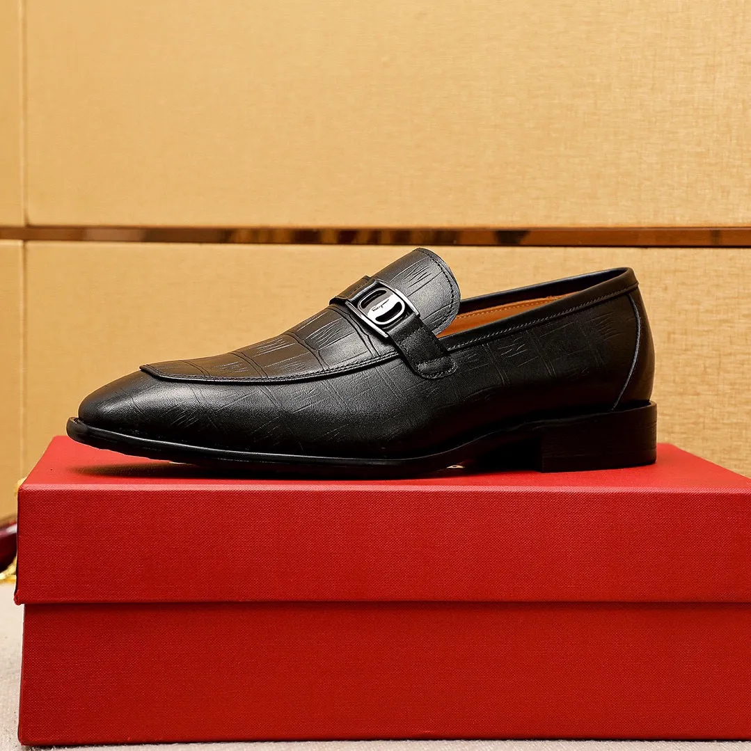 Men's shoes💰480💰 Product trademark: Ferragamo "Ferragamo" casual leather shoes Regular size: 38-44 (custom-made for 45🉑️) Product materials: Selected imported first-layer calfskin upper + original hardware buckle, imported water-dyed cowhide leather lining. Strong three-dimensional visual effect, combined outsole Color: 1⃣️color optional